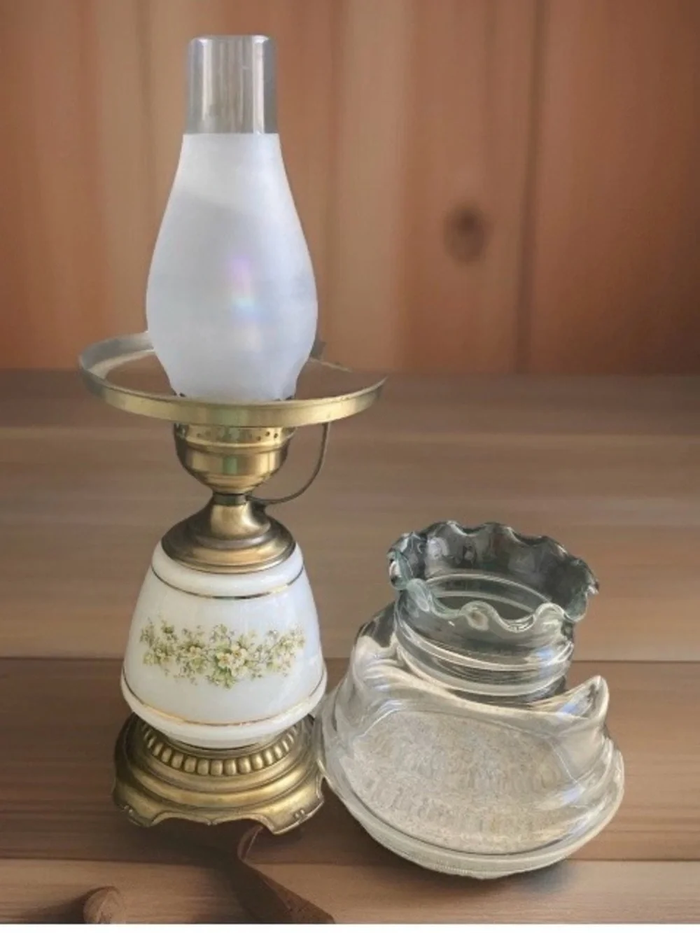 Vintage Quoizel Hurricane Lamp 3 way w/ruffled clear shade/frosted chimney. EUC